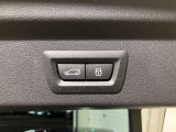 オートマチック・テールゲート・オペレーション  電動オープン、クローズ機能を備えたテールゲートはリモートコントロールキーのボタンの操作、テールゲートのボタンにより開閉が可能です。