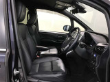 高いホールド性で運転姿勢が安定します。長距離ドライブでも疲れにくいのが魅力です。快適なドライビングライフをお送りください♪