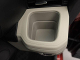 カップホルダーは運転席や助手席からちょうど手の届く位置です!!