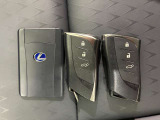 今の時代当たり前のようになってきたスマートキー、ポケットやカバンの中に入れておくだけでドアロックの開閉やエンジンスタートが簡単にできちゃいます。