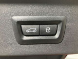 オートマチック・テールゲート・オペレーション  電動オープン、クローズ機能を備えたテールゲートはリモートコントロールキーのボタンの操作、テールゲートのボタンにより開閉が可能です。
