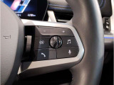 運転中にもオーディオの音量やFMの切り替えなどステアリングでの操作で切り替え可能なため、ステアリングから手を放す必要がない為、運転中でも操作が簡単でございます。