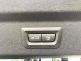 【電動テールゲート】オートマアチックトランクリッドオペレーションが装備されています。両手が塞がっている時でも、スマートキーを身につけていればハンズフリーで開閉可能です。