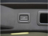 【パワーリアゲート】スイッチを操作することにより、リアゲートが自動で開閉します。自動開閉中のリアゲートを、半開以上の位置で止めることができます。