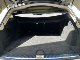 ゆったりとしたトランクルームでございます。たくさんのお荷物の車載が可能でございます。