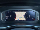 【Digital Cockpit Pro】基本の速度計とタコメーターの表示に加え、中央にドライビングデータやマップなどを少ない視線移動で視認できます。