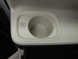 ホットドリンクをちょうどいい温度でキープしてくれる保温機能付きのホッとカップホルダー(前席)。ほっこり快適にドライブをサポート。