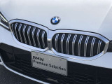 左右のキドニー・グリルの中心にはBMWのエンブレムが鎮座し、個性を放つデザイン性を兼ね備えました。
