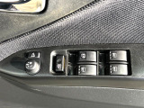 【電動格納ミラー】サイドミラーは電動格納式となっており、狭い駐車場でもキズがつくリスクを抑えられます。