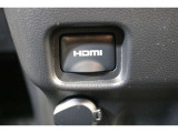 音声と映像が1本のケーブルで伝送できる便利なHDMIを装備しています。iPhoneやスマートフォンの画面と全く同じ画面がカーナビの画面に表示されるので、地図アプリや動画などのミラーリングが可能です。