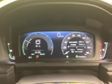 速度や走行に関する情報、警告表示などを一か所で確認でき、運転中に必要な情報を把握しやすい配置です。表示が整理されているため、出発前の確認や日々の運転をサポートします。