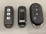 スマートキー付きですからドアロックの開閉およびエンジンスタートが楽々です。電動スライドドアの開け閉めもボタンで操作できます。加えて、純正リモコンエンジンスターター用の操作キーもついています。