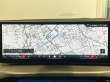 【ナビ純正】10.25インチワイドコントールディスプレイは、画面内に多数の情報を表示する事が可能です。センターコンソールiDriveコントローラー操作だけでなく、タッチパネルでの操作も可能となっております。