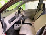 運転席と助手席は明るい色合いでまとめられ、乗車時にすっきりとした印象です。前方の見通しがよく、座ったまま周囲を確認しやすい室内空間となっています。