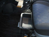 助手席シートアンダーボックス(スライド式)!運転用の替え靴や、車内に常備したいこども用品、着替えた服などを収納できます。