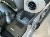 乗車中にホッと一息、ドリンクホルダーもありますよ!ドリンクだけでなく小物類も収納できますよ