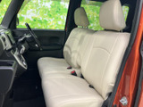 明るい色合いの前席は、運転席と助手席それぞれにヘッドレストを備えた構成。座面や背もたれの形状が見やすく、乗り込む方にも車内の過ごしやすさをイメージできます。