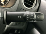 【オートライト】車のセンサーが周囲の明るさを感知し、自動でヘッドライトを点灯・消灯する機能です。この機能は夕暮れ時の交通事故が多い時間帯の安全性を高めてくれます。