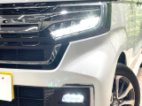【LEDヘッドライト】悪天候や夜間走行時も良好な視界を確保し安心して運転できる高輝度LEDヘッドライトを装備!点灯速度が早く、消費電力も抑えられています。