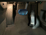 運転席の足元に十分なスペースを確保し、アクセルとブレーキの間隔が広く、ブレーキは右足の中心に配置され安定した姿勢でコントロールできます。吊下げではないくオルガン式のアクセルは足が疲れにくいです。