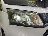 【LEDヘッドライト】悪天候や夜間走行時も良好な視界を確保し安心して運転できる高輝度LEDヘッドライトを装備!点灯速度が早く、消費電力も抑えられています。
