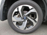 タイヤサイズは、225/55R18です。(右後ろ)