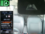フロントカメラで車線や前方の人や車をモニターして、エマージェンシーブレーキや車線逸脱警報をを作動。ハイビームアシストも装備。