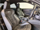 【コックピットシート】BMW車の主役席。車体中央にくる様に配置し車両重心とが一致する事でドライバーと車との一体感あるドライビングを実現。人間工学に基づき形成した形状が長時間のドライブ疲労も軽減します!