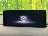 【10.25インチマツダコネクト】車内の雰囲気にマッチした大型ディスプレイ。スマホ接続でのナビ使用やBluetooth再生等、様々な機能が楽しめます。直感的なダイヤル操作が可能で、使い勝手も良好です。