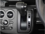 【シフトレバー】シフトもとても操作しやすいデザインになっております。運転する人の事を第一に考えた操作性の高い仕様です。