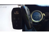 カバンに入れておくだけで車のロック、アンロック、エンジンスタートができるスマートキー装備。