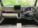 運転席から前方を見渡しやすい開放的な室内で、ベージュ系の内装が明るい雰囲気を演出します。左右の座席にはゆとりがあり、毎日の移動も落ち着いて過ごせそうです。