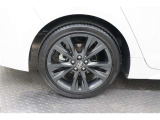 タイヤサイズは215/45R17です。残り溝もまだまだあります。