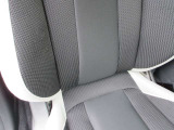 運転席シートに破れなどはございません。