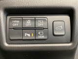 運転席脇のクラスタースイッチ部分にはカメラ切り替えスイッチ、パーキングセンサー、その他走行系スイッチを集中配置しております。