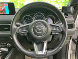 手元には各種スイッチがまとまり、運転姿勢を大きく崩さず操作しやすい配置です。メーター類も正面に見渡せ、運転中の情報確認にも便利です。