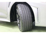 タイヤはハイスペックな 235/40R18。