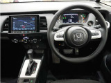 運転にかかわる様々な操作を安全に行えるように視点移動が少なく、操作性に配慮されたスイッチ類が凝縮されたコクピットです。