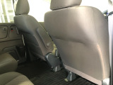 【座席シート】シート後側に便利な収納ポケットがあります。