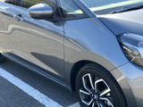 滑らかな面で構成されたドアまわりは、車体側面に自然なまとまりをもたらします。窓から外の様子を確認しやすく、乗り降りの際にも周囲に目を配りやすい、すっきりとした開口部です。