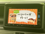 テレビ番組を映し出せる画面を備えており、停車中の待ち時間に映像を楽しめます。画面上には番組内容が表示され、日常の休憩時間を過ごす際にも活用いただけます。