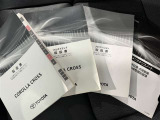 メンテナンスノート、取扱説明書です。 その車の整備記録が事細やかに記録されています。 車が生まれてから今までどのような道を歩んできたのか判るとても重要な物ですよ。
