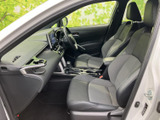前席は見晴らしのよい位置にあり、運転席からの視界にも配慮された室内です。落ち着いた色調のシートが身体を支え、日々の通勤やお出かけを快適にします。