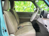 明るい色合いのシートと落ち着いた内装色で、運転席まわりにすっきりとした印象があります。前方や左右の視界も広く、日々の乗り降りにも便利です。