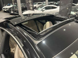 メルセデス・ベンツ八王子の最新のショールームには、大型モニターがあり最先端のメルセデス・ベンツをご体感頂けます!屋内展示場のため、天候の悪い日でも、ごゆっくりとお車をご覧頂ける店舗でございます!