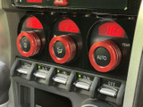 温度表示や空調のスイッチがまとめられ、表示を見ながら設定を確認できます。複数の操作部が並ぶため、乗る人に合わせた室内環境づくりに役立ちます。