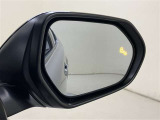 ウインカーミラーにはBSM(ブラインドスポットモニター)を搭載。隣を走る車両が死角に入るとLEDインジケーターを点灯。また、ウィンカーを出すとインジケーターも光って点滅!注意を促してくれます