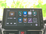 画面上にテレビやラジオ、電話、音楽などのメニューが並び、目的の項目を選びやすい表示です。