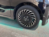 165/55R15インチタイヤ&アルミホイルが装着されています。