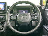 握りやすい形状のステアリングに各種スイッチが配置され、運転姿勢を保ちながら手元で操作できる構成です。メーターや前方から視線を大きく外さずに扱いやすく、日々の移動で便利さを感じていただけます。